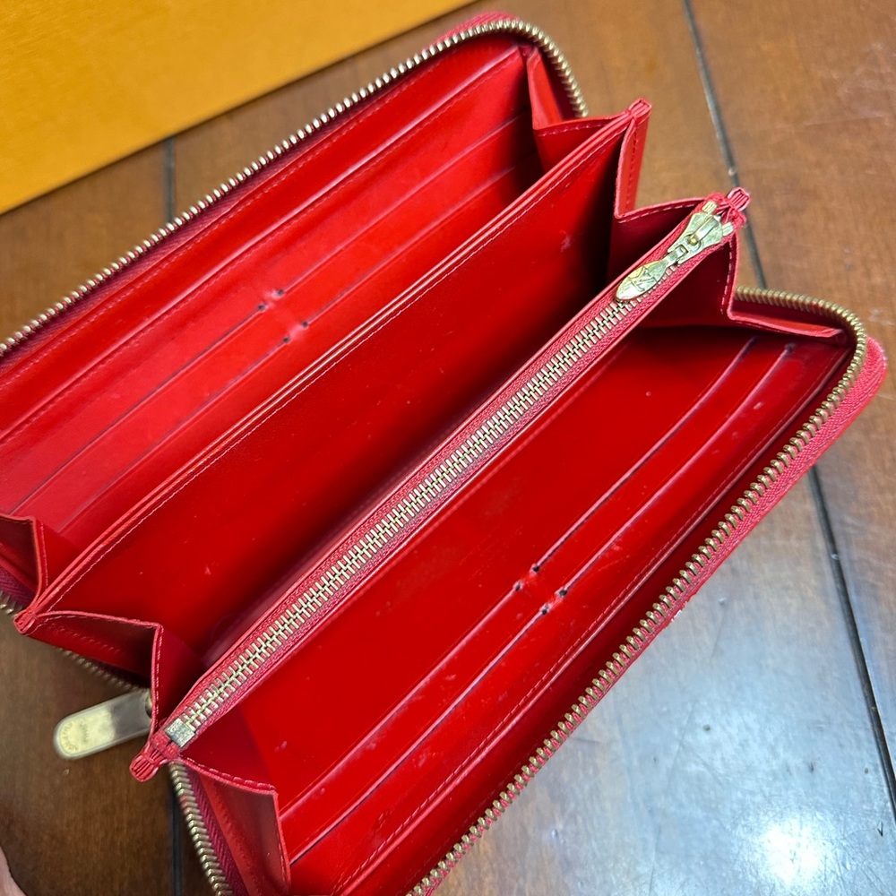 AUTHENTIC Louis Vuitton Vernis Zippy. Color:Red. - Picture 3 of 16